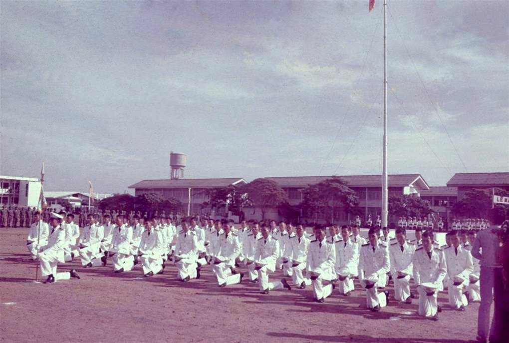 Tân Sĩ Quan Quân Y sửa soạn tuyên thệ Tân Sĩ Quan Quân Y sửa soạn tuyên thệ